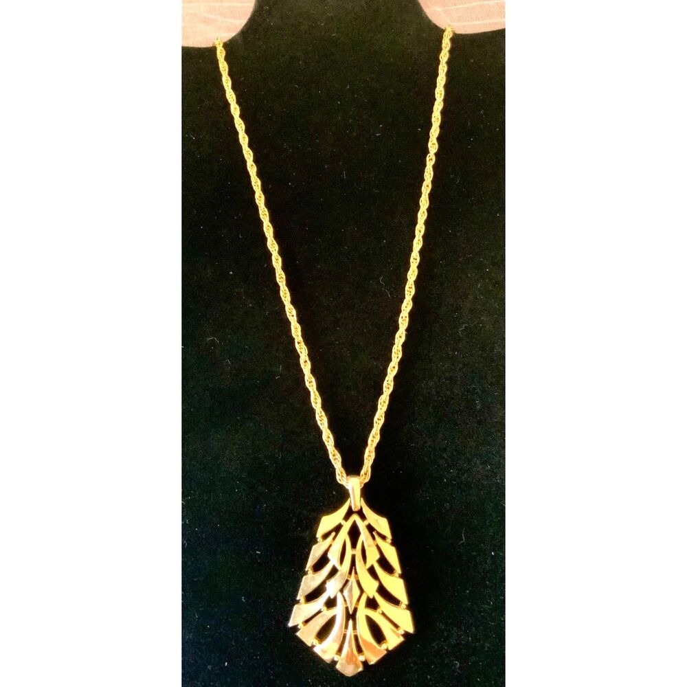 Vintage Trifari Gold Tone Leaf Pendant Necklace Signed Modernist 28 Inch